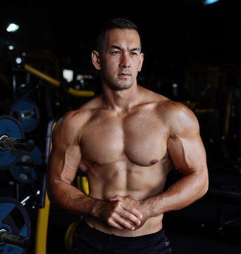 Sean Nalewanyj is a fitness expert who shares his knowledge and experience on building muscle and burning fat. Read his latest articles on topics such as …